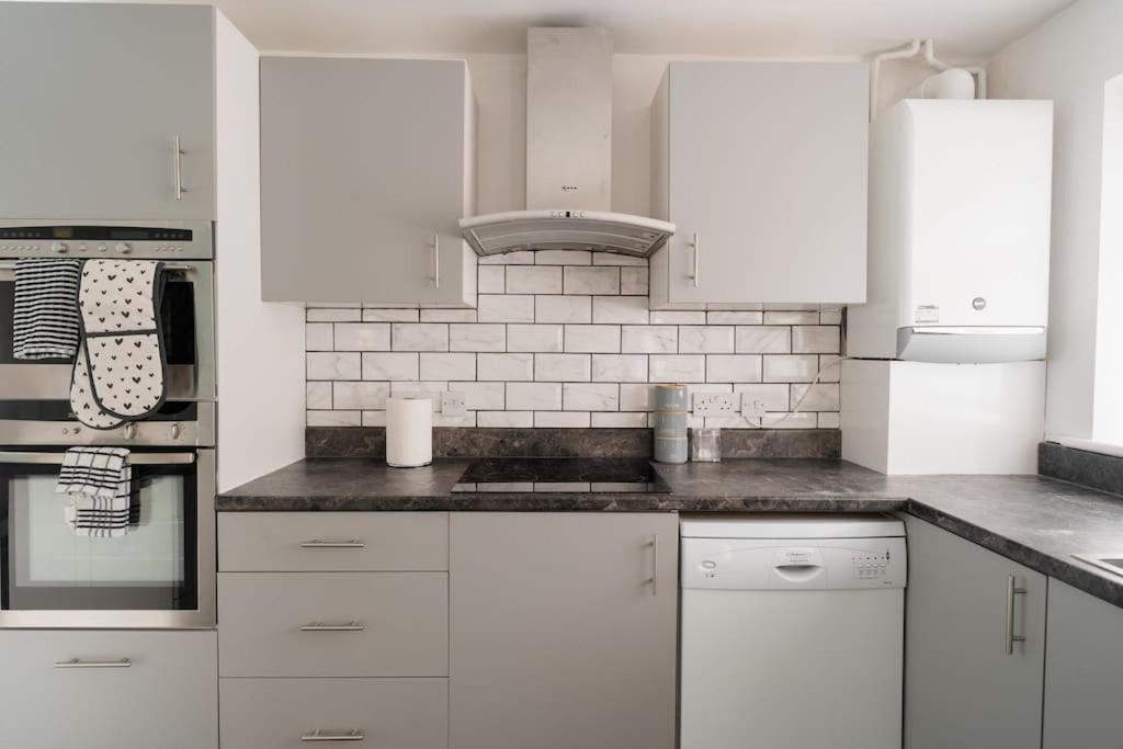 Prenton House, 3Br Close To Liverpool Birkenhead Exterior photo