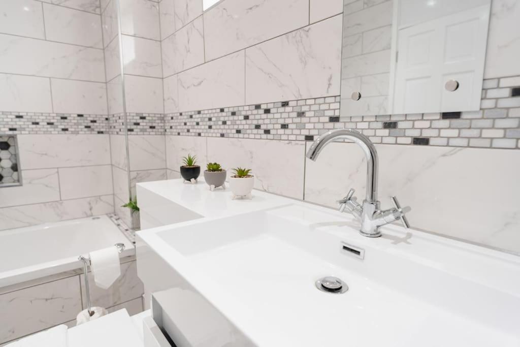 Prenton House, 3Br Close To Liverpool Birkenhead Exterior photo